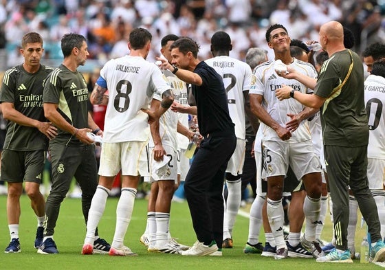 Xabi Alonso transmite instrucciones a sus jugadores durante una pausa de hidratación.
