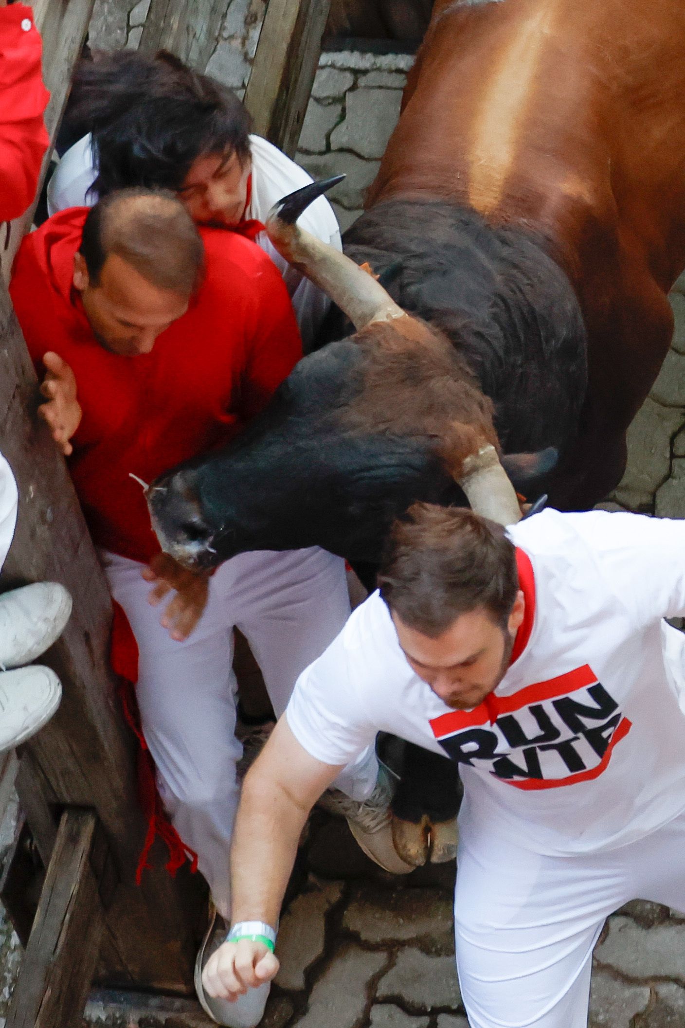 'Caminante' es el toro rezagado que se ha dado la vuelta varias veces y ha intentado empitonar a varios corredores, causando el caos en un emocionante y peligroso segundo encierro de San Fermín 2025.