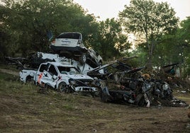 Varios vehículos amontonados junto al río Guadalupe en el centro de Texas.