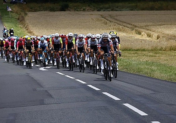 La Policía dispara a un hombre que hirió con un cuchillo a un agente en la meta de la cuarta etapa del Tour