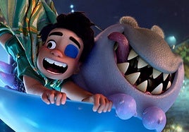 Elio, un niño huérfano obsesionado por el espacio, y Glordon, su amigo extraterrestre.