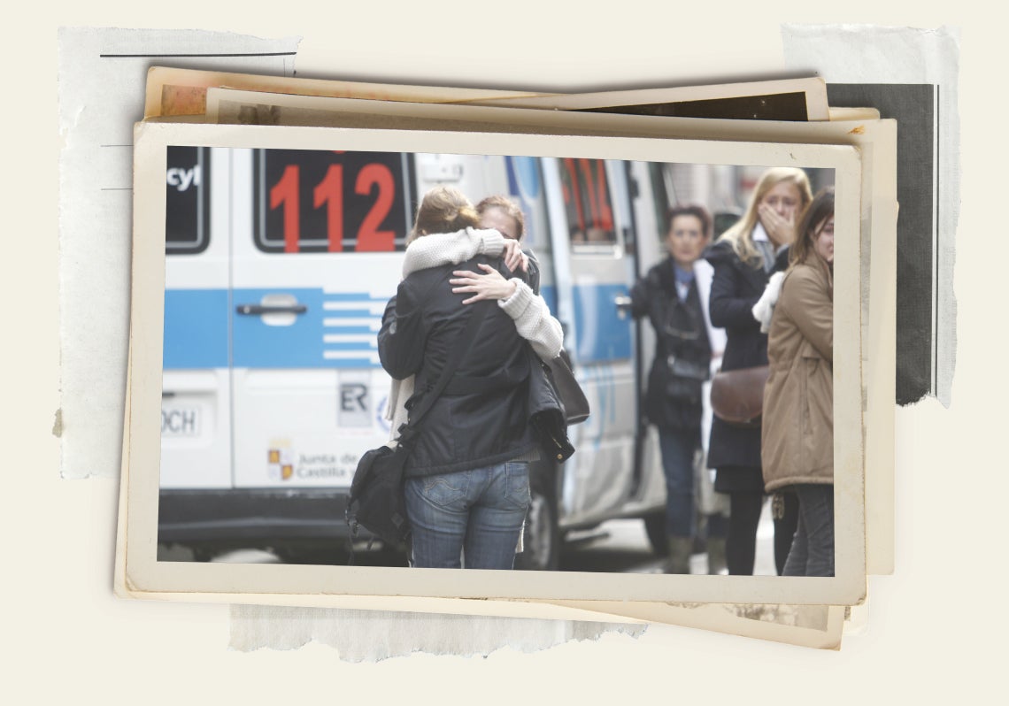 Familiares de Rufino se abrazan tras los hechos.