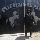 Un agente vigila la entrada al rancho Izaguirre durante un registro judicial en la localidad mexicana de Teuchitlán, Jalisco.