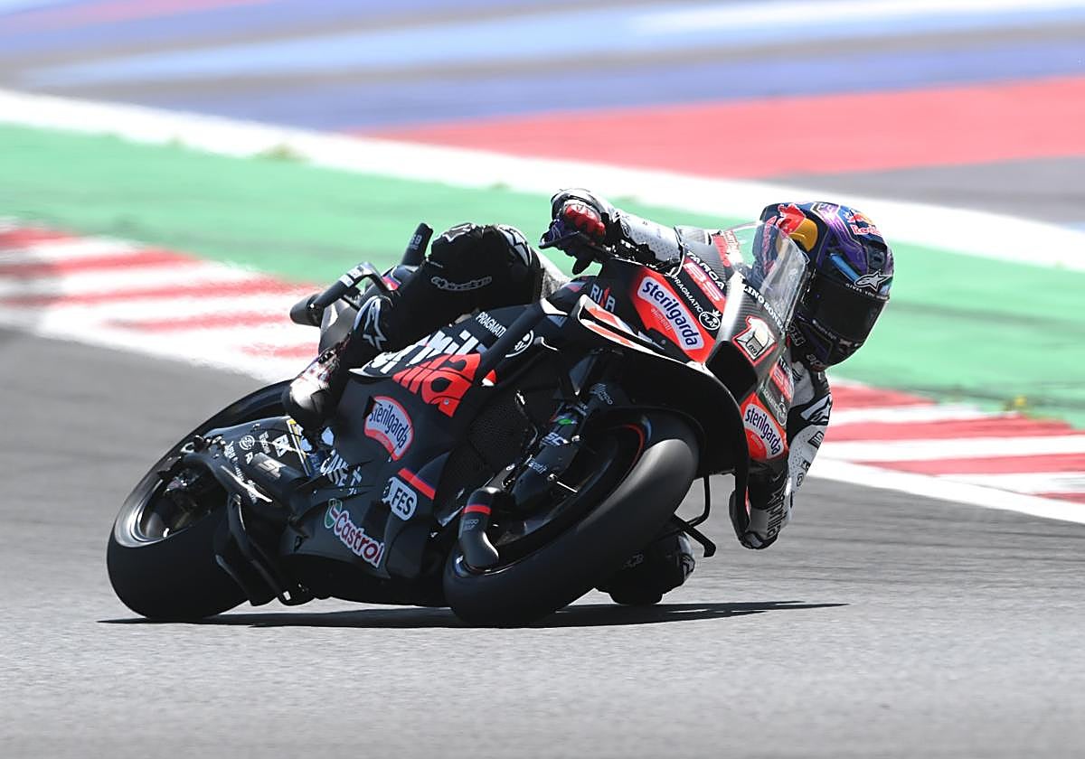 Jorge Martín, con su Aprilia durante la jornada de test en Misano.