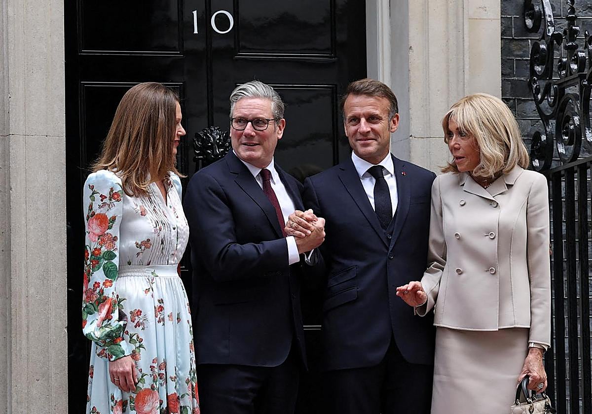 Keir Starmer y Emmanuel Macron, con sus respectivas esposas, este miércoles en Downing Street.