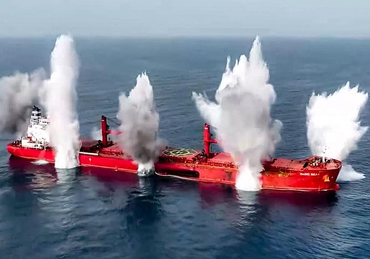 Momento del hundimiento del 'MV Magic Seas'.