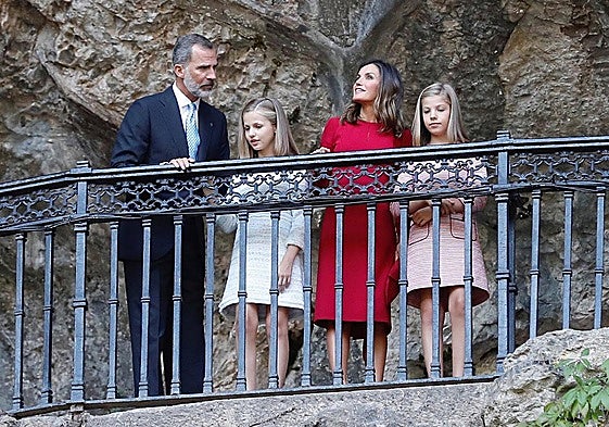 La familia real española en la Santa Cueva de Covadonga.