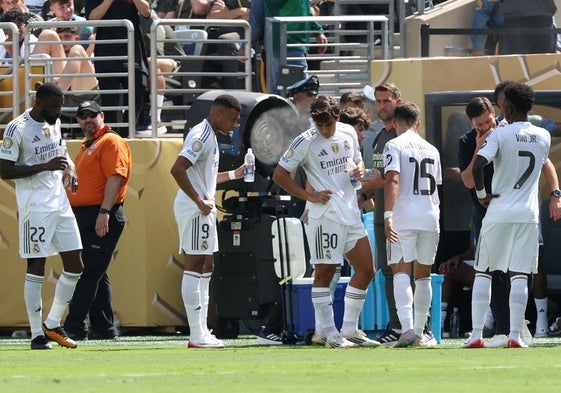Caras de circunstancias entre los jugadores del Real Madrid durante el duelo ante el PSG.