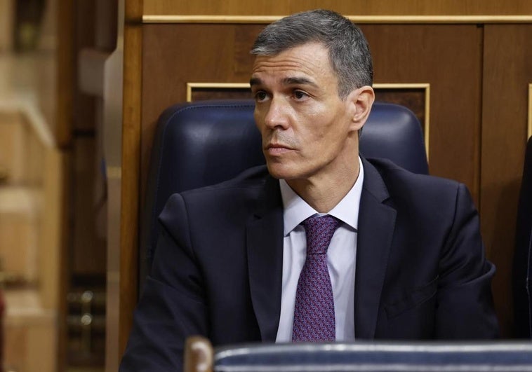 Pedro Sánchez observa las intervenciones de los grupos parlametnarios desde su escaño en el Congreso.
