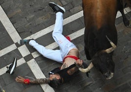 Imagen de un corredor durante el encierro.