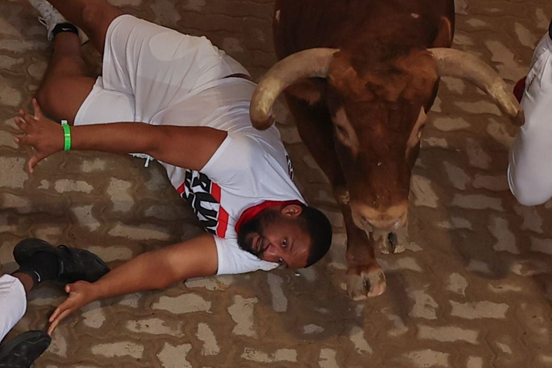 Se han producido tres traslados, uno de ellos por asta de toro. La cogida se ha producido en la calle Espoz y Mina, en el mismo lugar que en el segundo encierro.