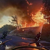 Efectivos de los servicios de emergencia ucranianos tratan de sofocar un incendio tras un ataque ruso en la zona de Kiev.
