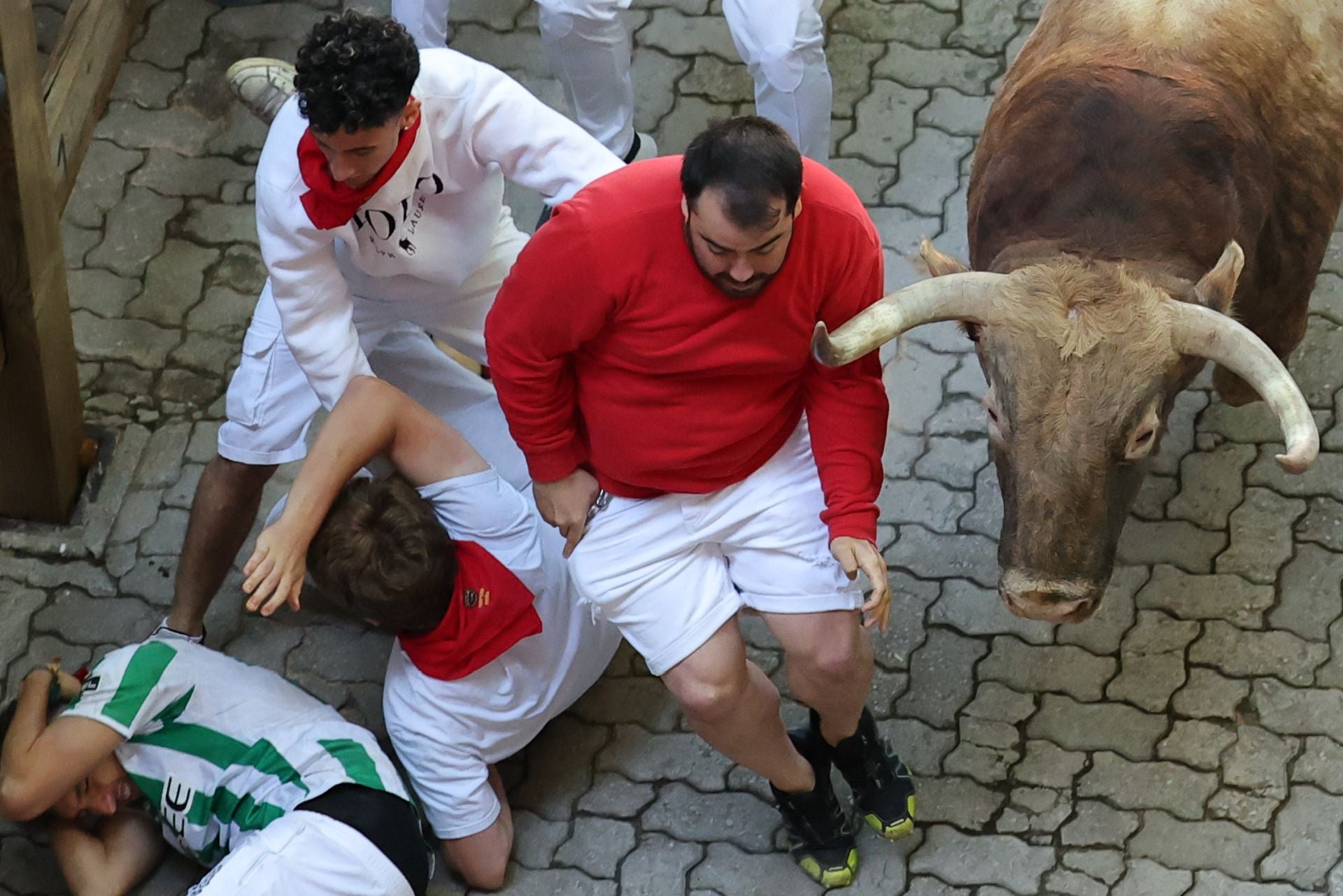 En una veloz carrera, ha habido caídas, golpes y tensión en el cuarto encierro de los Sanfermines.