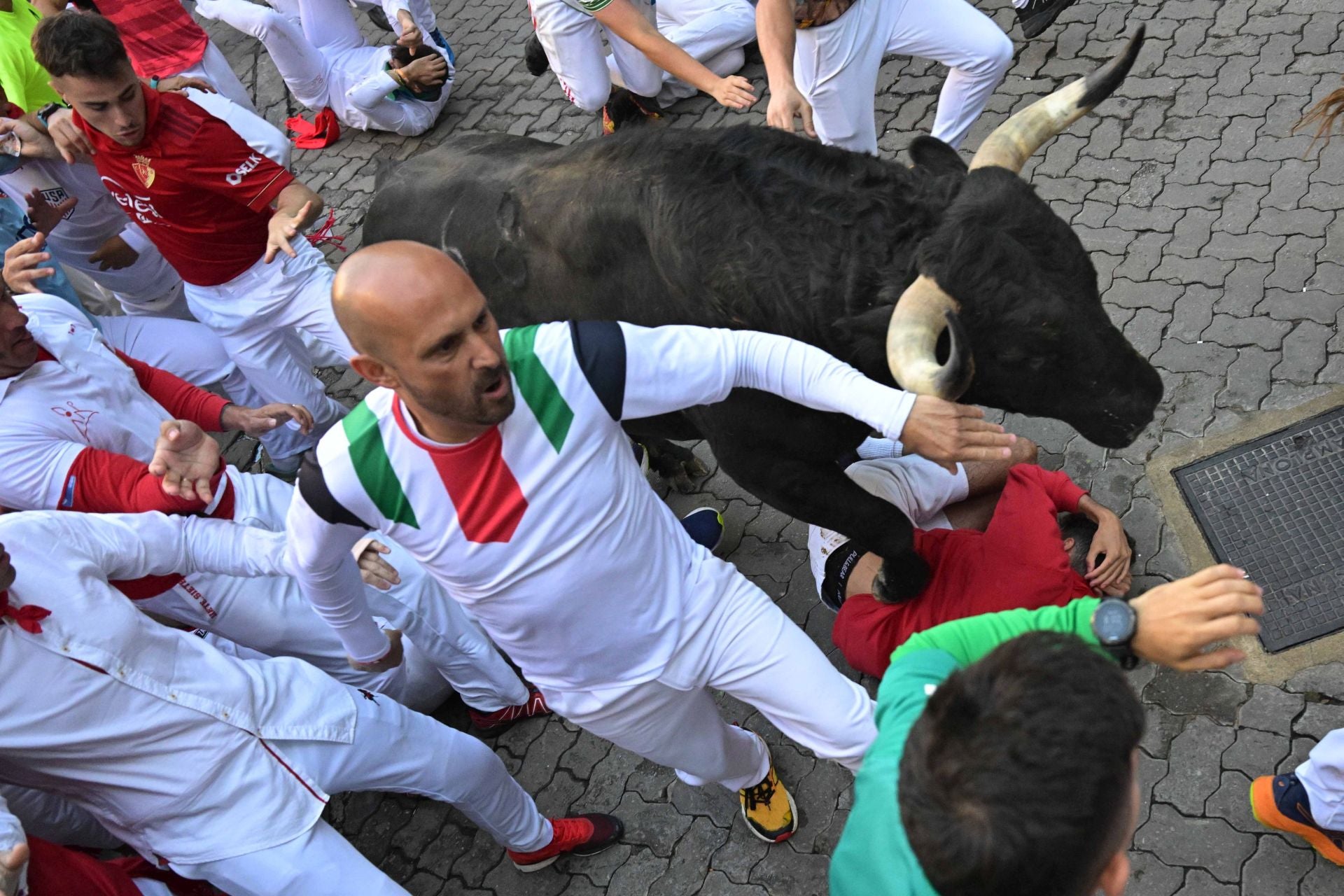 Los toros han pasado muy cerca y por encima de algunos mozos y han dejado imágenes de peligro