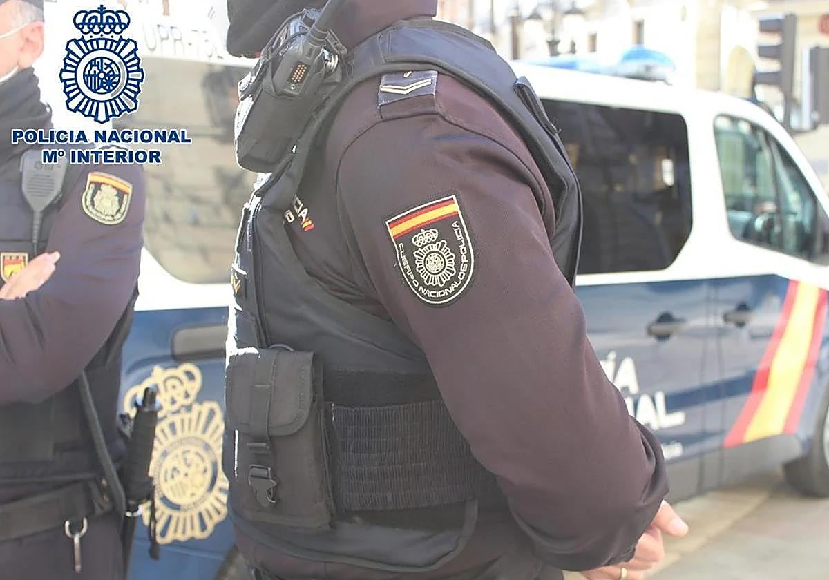 Agentes de la Policía Nacional en Granada.