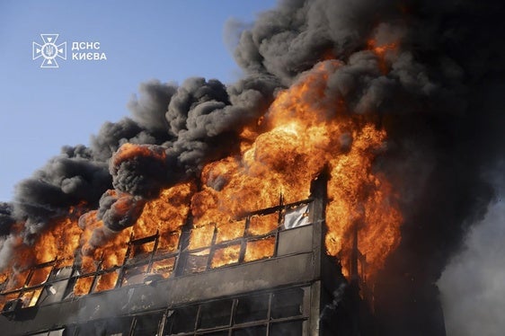 Los incendios ocasionados por el bombardeo nocturno continuaban por la mañana en Kiev.
