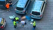 El cuerpo del coronel pemanece tendido en el suelo en el lugar del atentado.