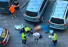 El cuerpo del coronel permanece tendido en el suelo en el lugar del atentado.