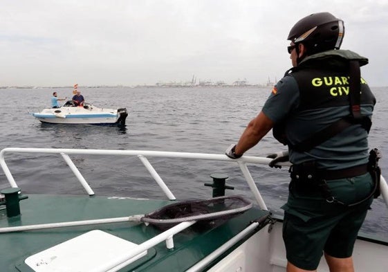 Una patrullera de la Guardia Civil en aguas de Valencia.