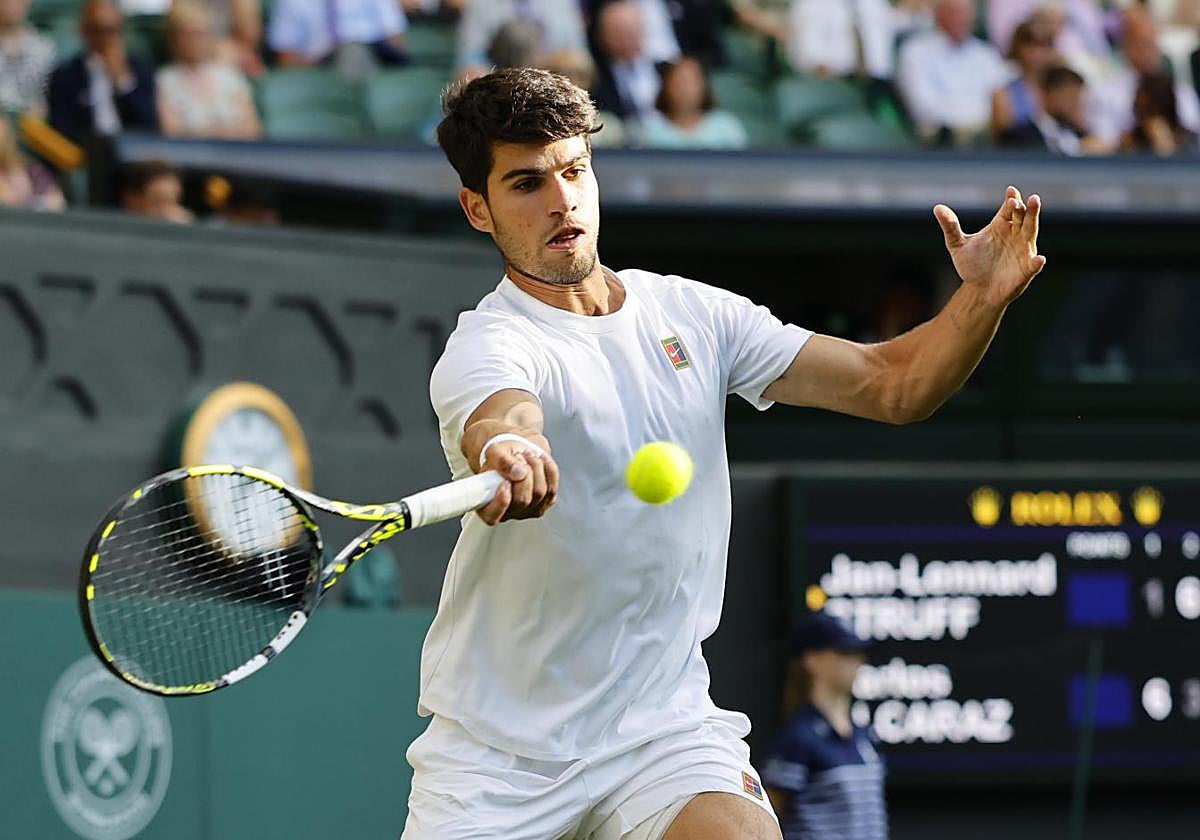 Carlos Alcaraz durante el partido frente a Struff.