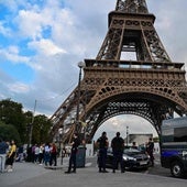 Miembros de la Policía francesa patrullan junto a la Torre Eiffel.