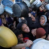 Familias palestinas se agolpan para recibir comida en Gaza.