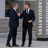 Emmanuel Macron y Keir Starmer se estrechan la mano al término de una reunión este jueves.