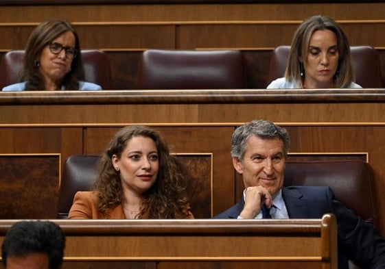 Alberto Núñez Feijóo y su portavoz parlamentaria, Esther Muñoz, durante el debate dle miércoles en el Congreso.