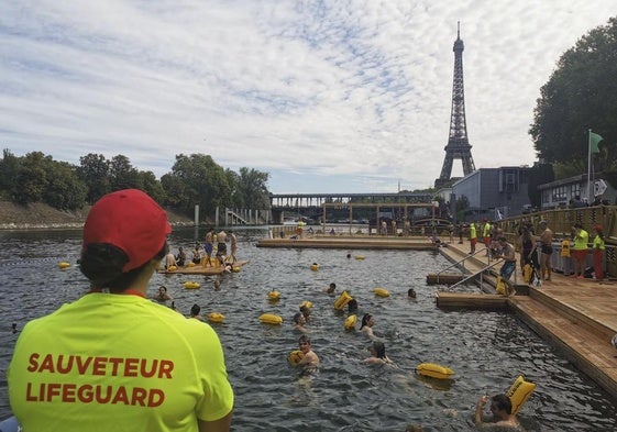 Un socorrrista vigila a un grupo de bañistas en el río Sena, en París.