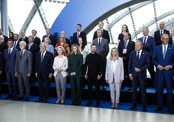 El presidente Zelenski flanqueado por los líderes internacionales que se dan cita hasta este viernes en Roma.