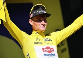Mathieu van der Poel, tras enfundarse el maillot amarillo del Tour de Francia.