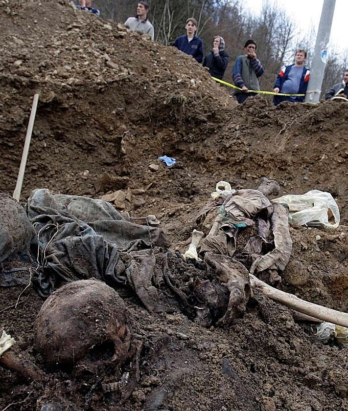 Imagen secundaria 2 - Imágenes de archivo de la matanza.