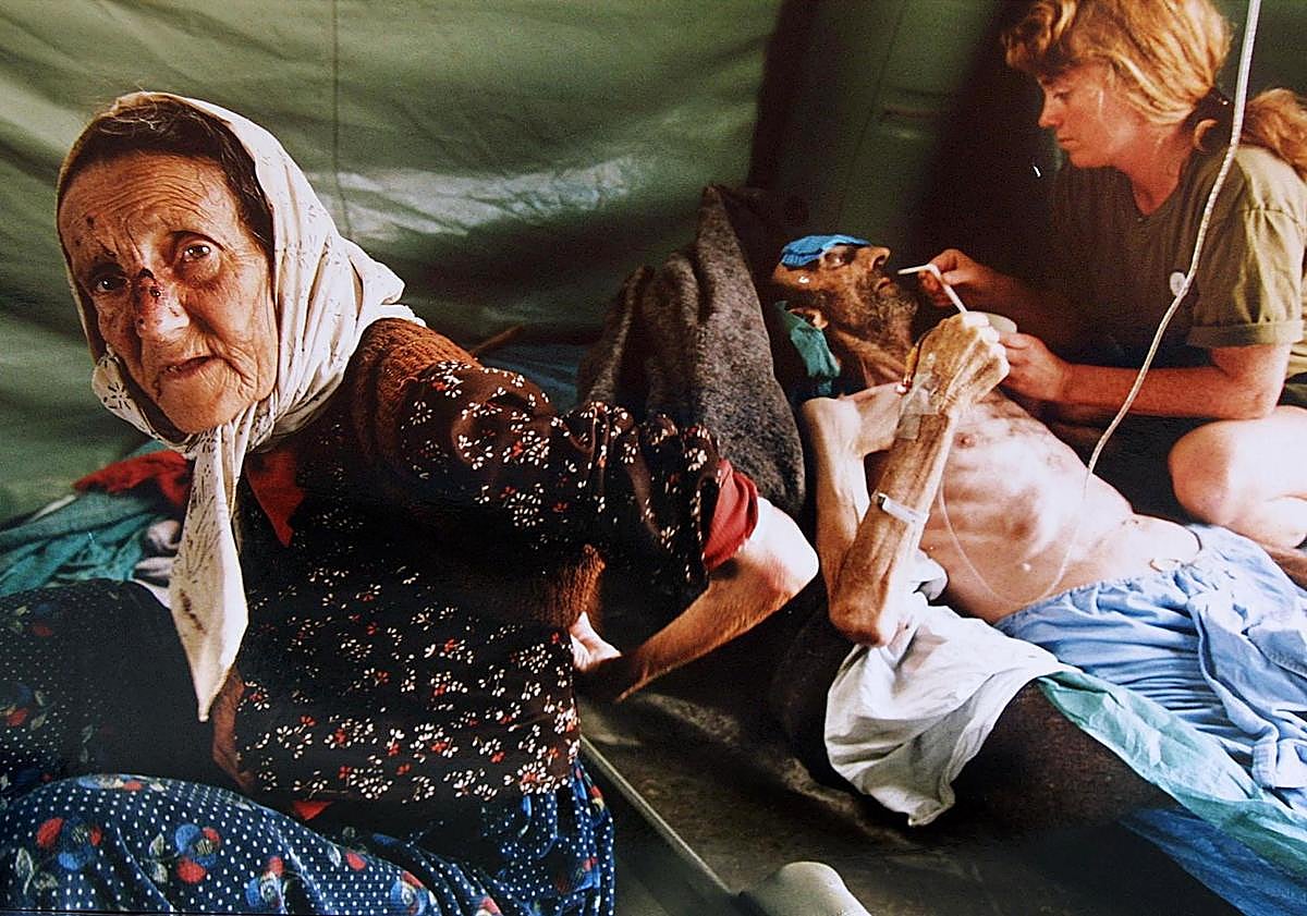 Imagen principal - Imágenes de archivo de la matanza.