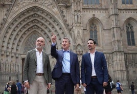 El presidente del Partido Popular, Alberto Núñez Feijóo (c), el presidente del PP de Barcelona, y diputado del parlament, Manuel Reyes (d), y el concejal del PP en el Ayuntamiento de Barcelona, Daniel Sirera (i)