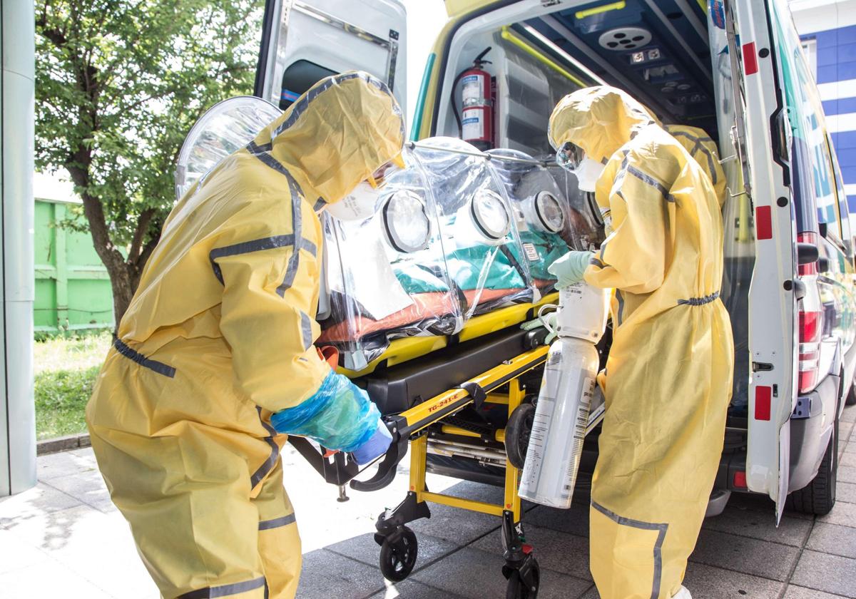 Foto de archivo de un paciente trasladado por un caso de fiebre hemorrágica de Crimea-Congo