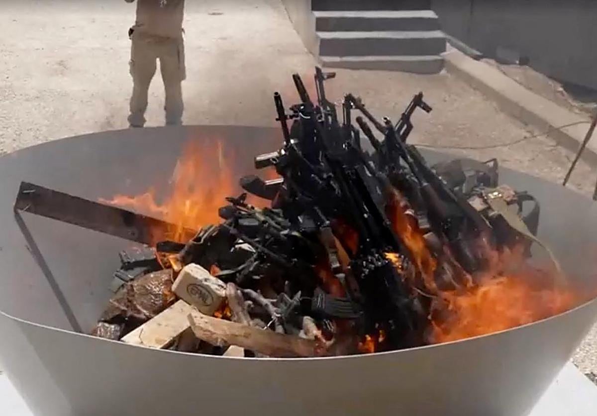 Las armas arden en un contenedor.