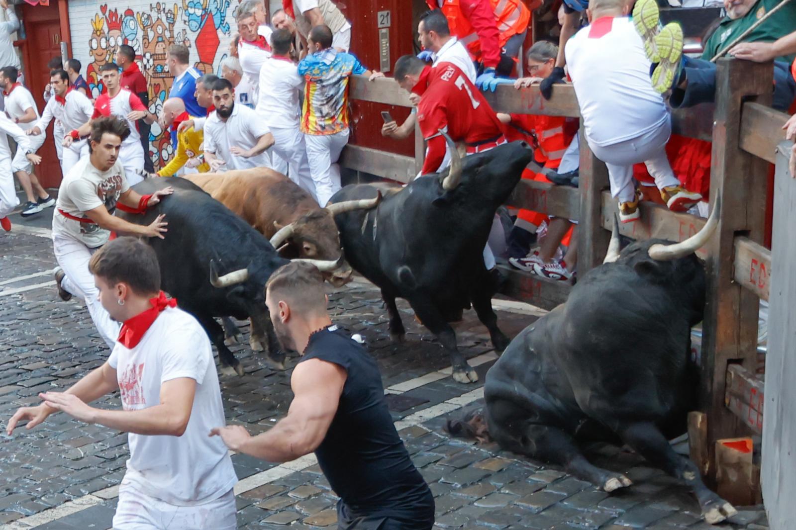 Varios toros resbalan y los corredores se tienen que refugiar
