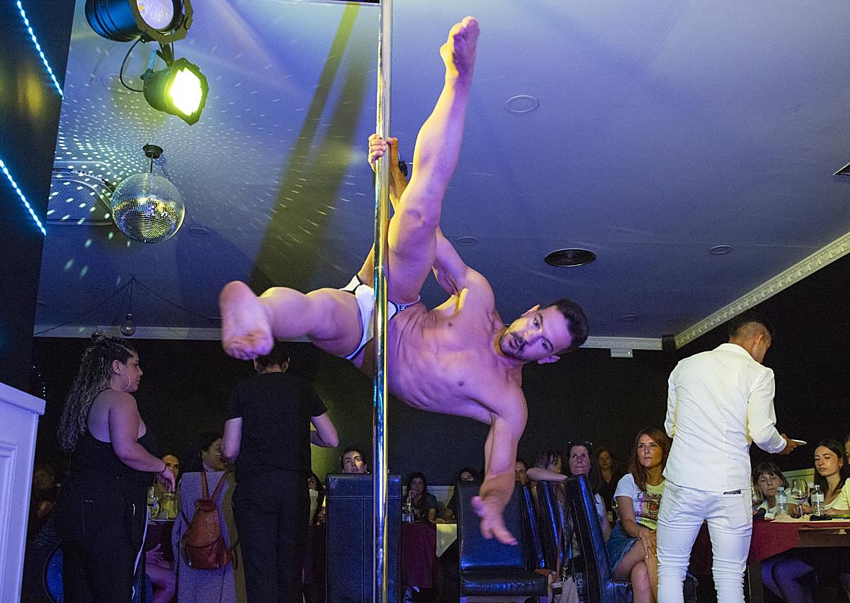 Imagen secundaria 1 - Gorka Antón durante su espectáculo.