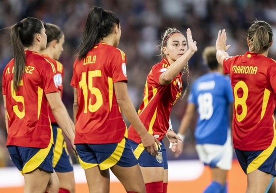 Athenea del Castillo celebra su gol con Mariona Caldentey.