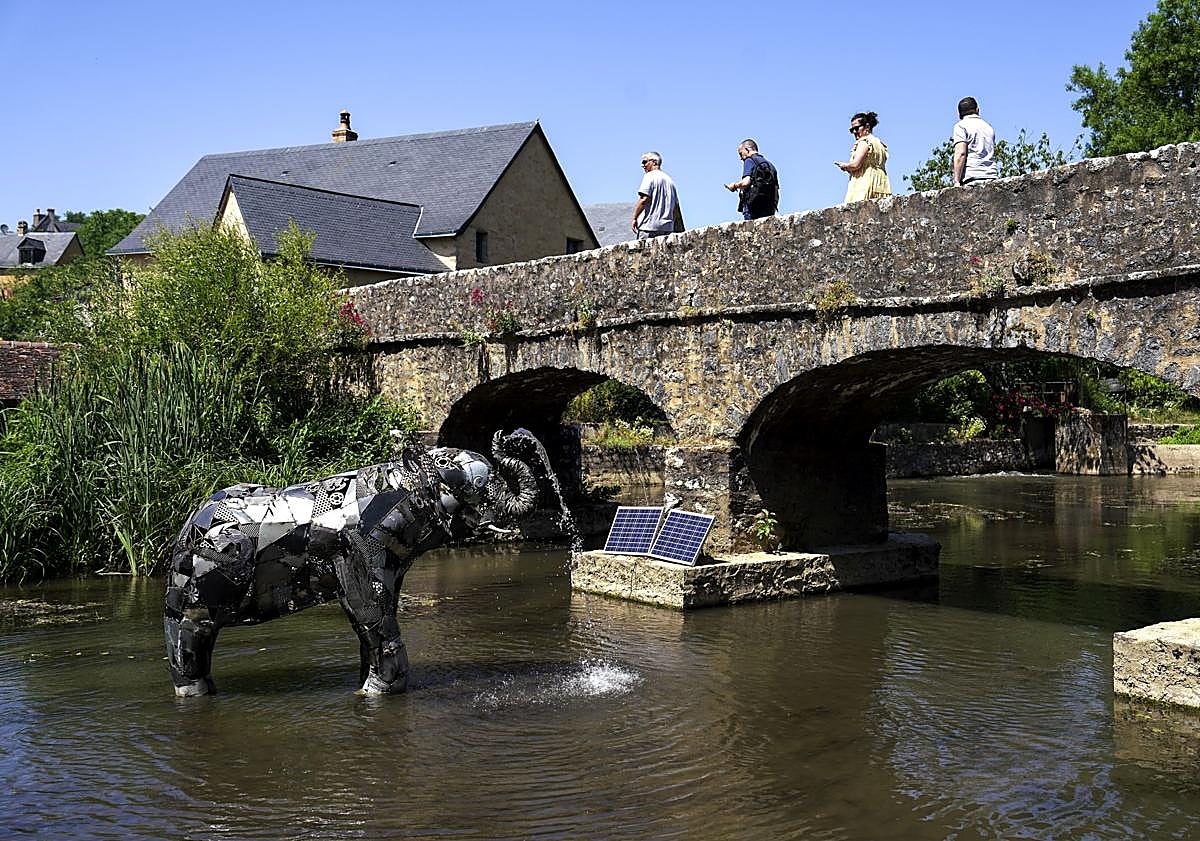 Imagen principal - Arriba, escultura al aire libre en el pintoresco pueblo de Saint-Pierre-sur-Erve. A la izquierda, la artesana Géraldine Mézange en su taller de Lassay-les-Châteaux donde trabaja de manera artesanal el fieltro de lana. A la derecha, el interior de la cueva prehistórica de Rochefort en el valle de Saulges.