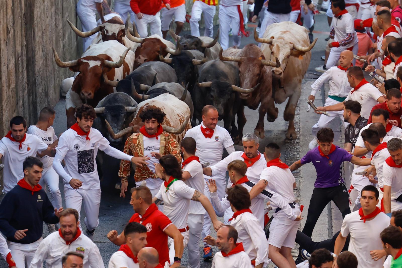 Mozos perseguidos por los toros de la ganadería de José Escolar