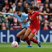 Olivia Smith disputa un balón en su duelo frente al City.