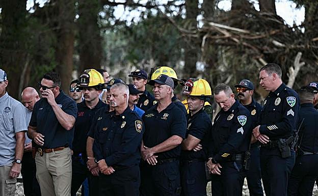 Bomberos, policías y rescatistas escuchan a Trump.
