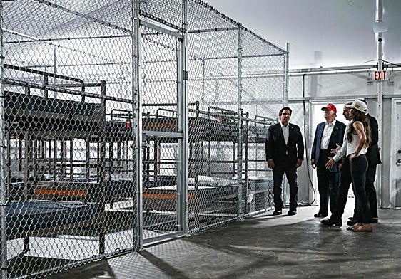 Donald Trump visitó el 1 de julio el centro de detención de migrantes 'Alligator Alcatraz'.