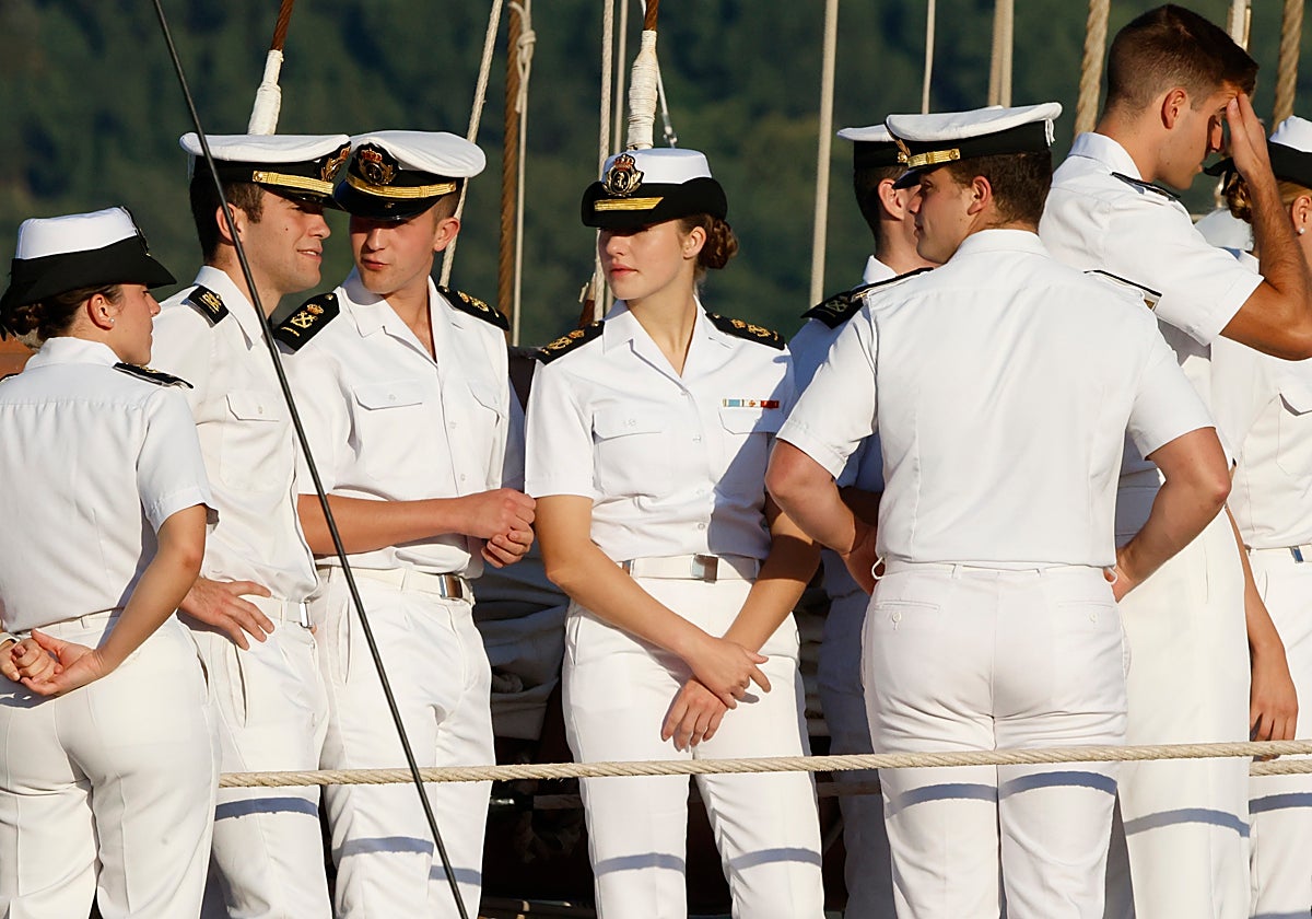 La princesa Leonor, a bordo del Juan Sebastián de Elcano, en el puerto de Ferrol.