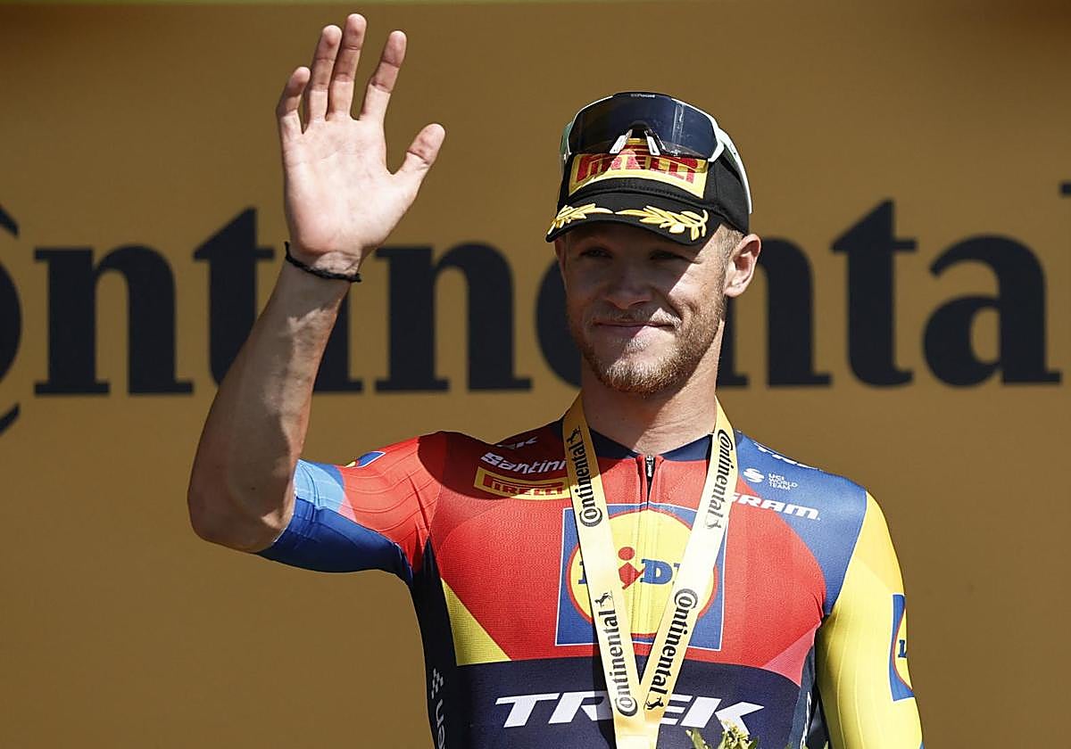 Jonathan Milan celebra su victoria en la octava etapa del Tour de Francia.
