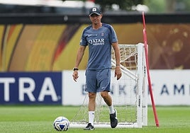 Luis Enrique, durante un entrenamiento del PSG previo a la final del Mundial de Clubes.