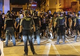 Grupos de jóvenes entre policías y guardias civiles, este sábado por la noche, en Torre Pacheco.