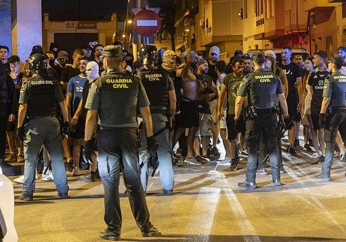 Grupos de jóvenes entre policías y guardias civiles, este sábado por la noche, en Torre Pacheco.