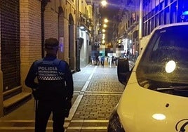 Policía Municipal por el casco antiguo de Pamplona.